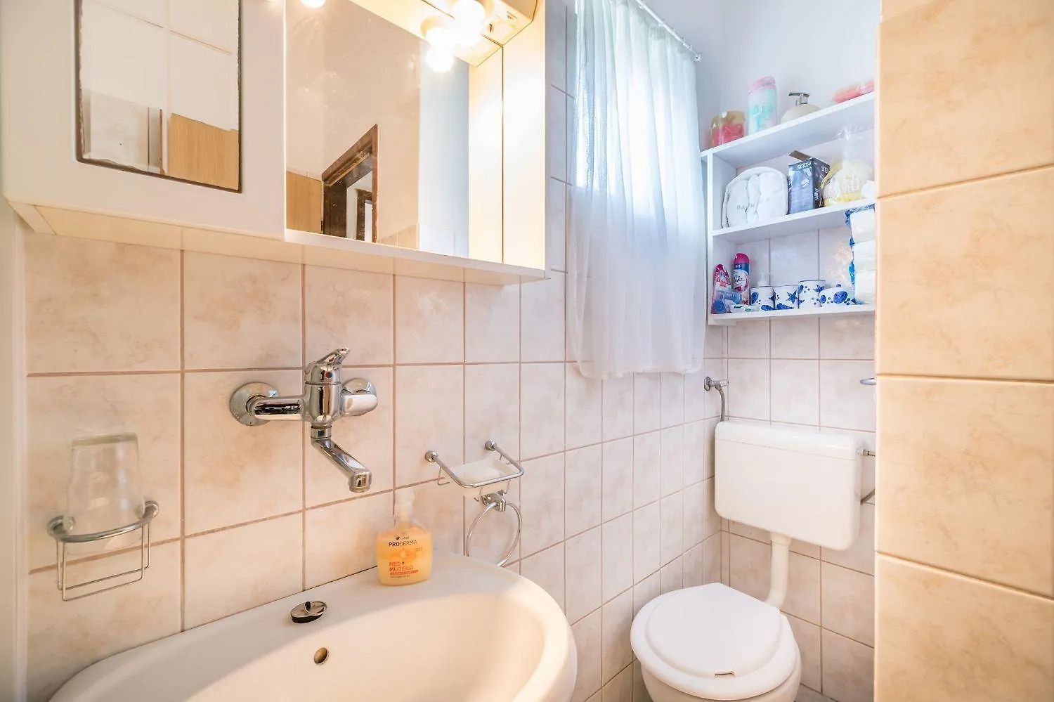 Mediterranes Ferienhaus Nur 550 Meter Zum Strand Mit Grillbereich, Privater Terrasse, Parkplatz Baska  0*, Baska (Krk) Croatia