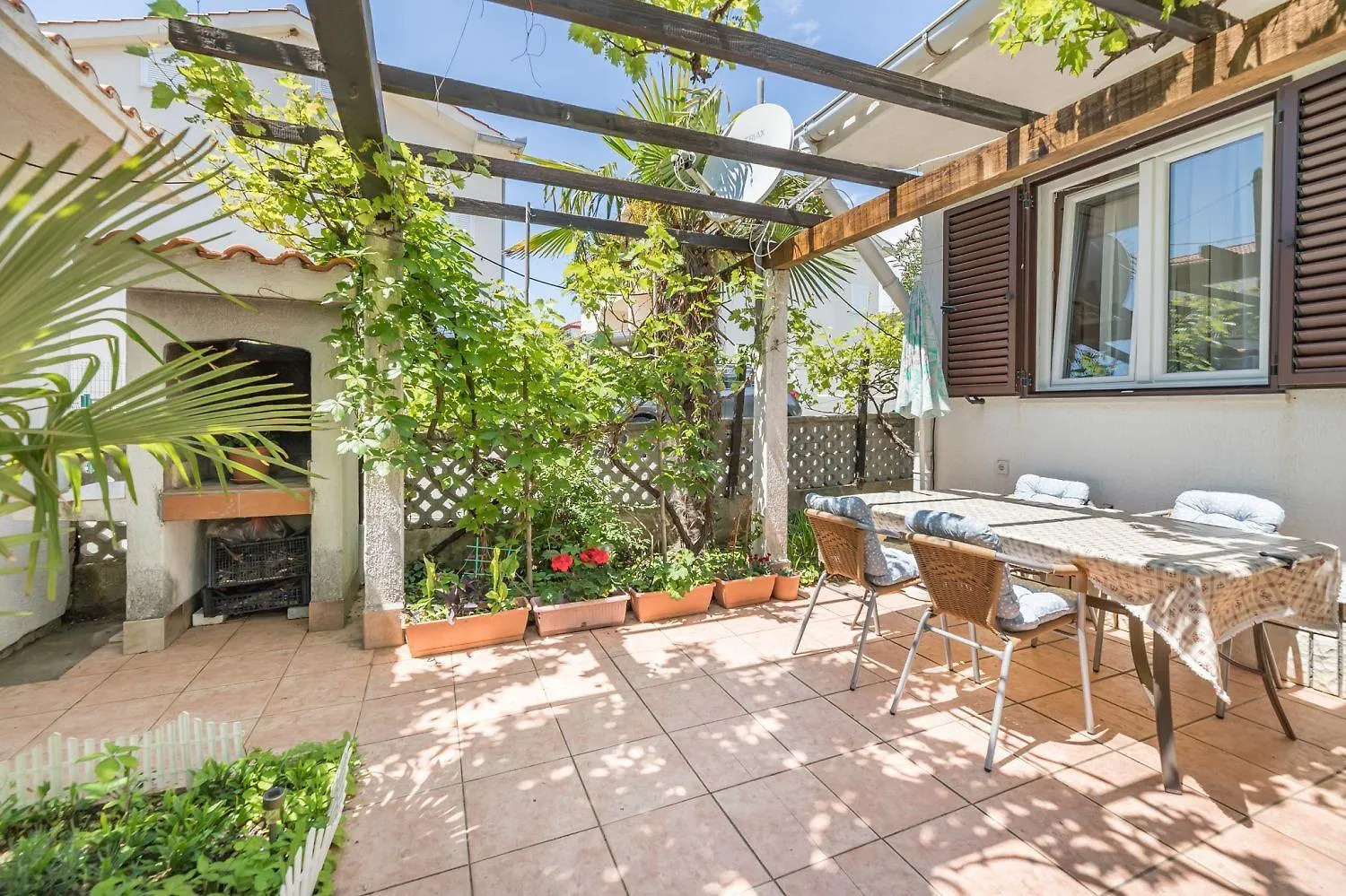 Mediterranes Ferienhaus Nur 550 Meter Zum Strand Mit Grillbereich, Privater Terrasse, Parkplatz Baska  0*, Baska (Krk) Croatia
