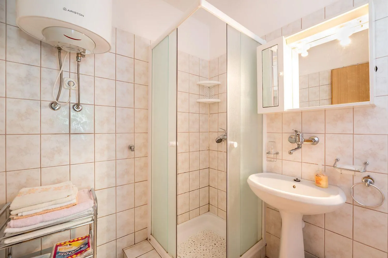 Mediterranes Ferienhaus Nur 550 Meter Zum Strand Mit Grillbereich, Privater Terrasse, Parkplatz Baska  Holiday home Baska (Krk)