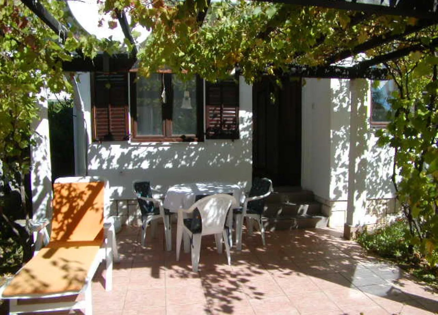 Mediterranes Ferienhaus Nur 550 Meter Zum Strand Mit Grillbereich, Privater Terrasse, Parkplatz Baska  Croatia
