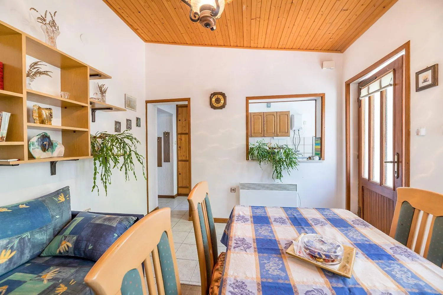 Mediterranes Ferienhaus Nur 550 Meter Zum Strand Mit Grillbereich, Privater Terrasse, Parkplatz Baska  Baska (Krk)