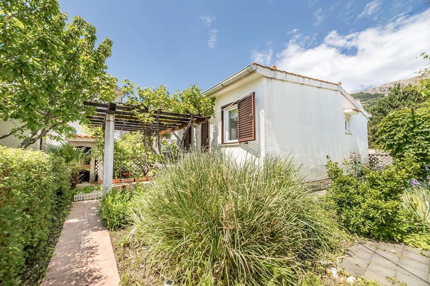 Mediterranes Ferienhaus Nur 550 Meter Zum Strand Mit Grillbereich, Privater Terrasse, Parkplatz Baska  0*, Baska (Krk)